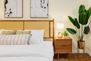 2 bedrooms, desk, iron/ironing board, travel crib - Mins to WorldCup/Desig. Parking/Walks to DT/AC/ADA (Seattle)
