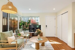 Interior - Mins to WorldCup/Desig. Parking/Walks to DT/AC/ADA (Seattle)