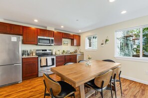 Refrigerador, microondas, horno, placa de cocina