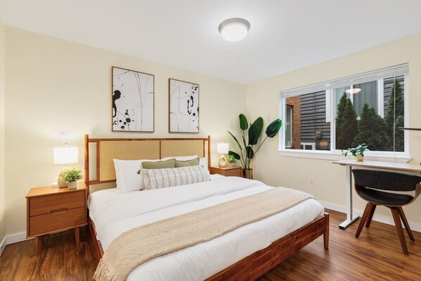 2 habitaciones, escritorio y tabla de planchar con plancha