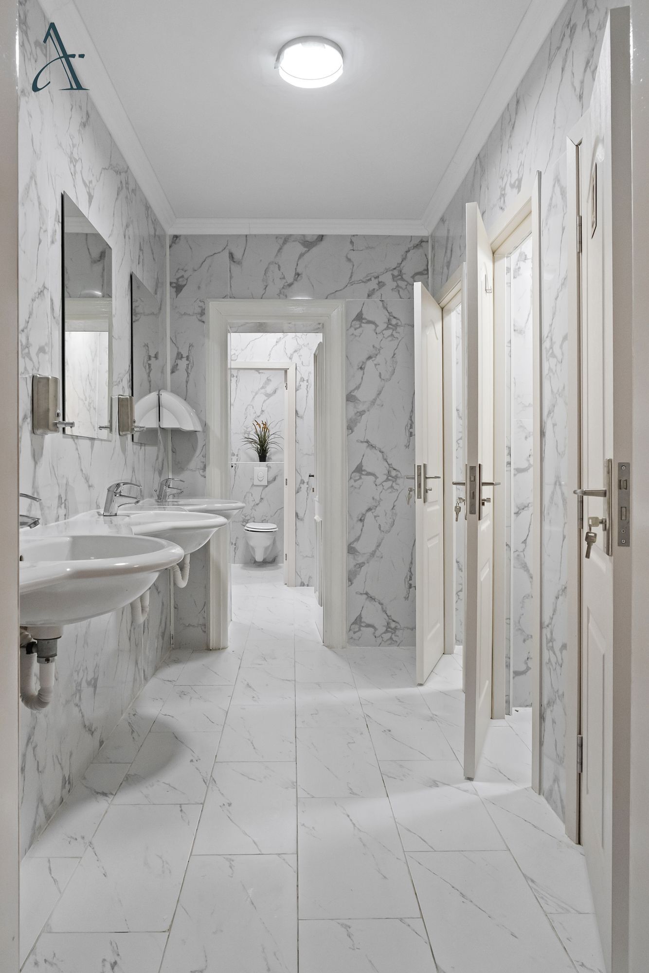 Bañera y ducha independientes, secador de pelo, toallas, jabón