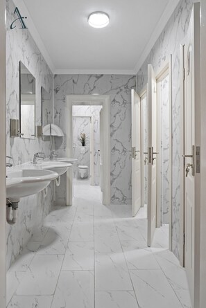 Separat badekar og dusj, hårføner, håndklær og såpe