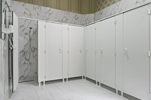 Separate bathtub and shower, hair dryer, towels, soap - Ramana Garden Hostel (Bucharest)