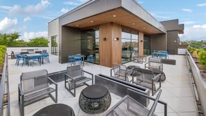 A modern building with a patio area featuring outdoor seating and a view of the city. - Stylish Music Row studio unit near Broadway (Nashville)