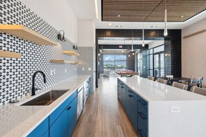 Fridge, microwave, stovetop, dishwasher - Stylish Music Row studio unit near Broadway (Nashville)