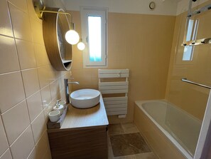 Shower, hair dryer, soap, toilet paper - Charming house for rent Lancieux bourg (8 min walk from the beach) (Lancieux)