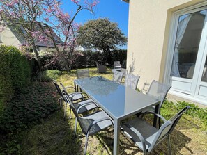 Outdoor dining - Charming house for rent Lancieux bourg (8 min walk from the beach) (Lancieux)