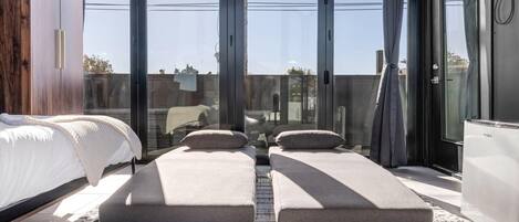 4 habitaciones, escritorio y tabla de planchar con plancha