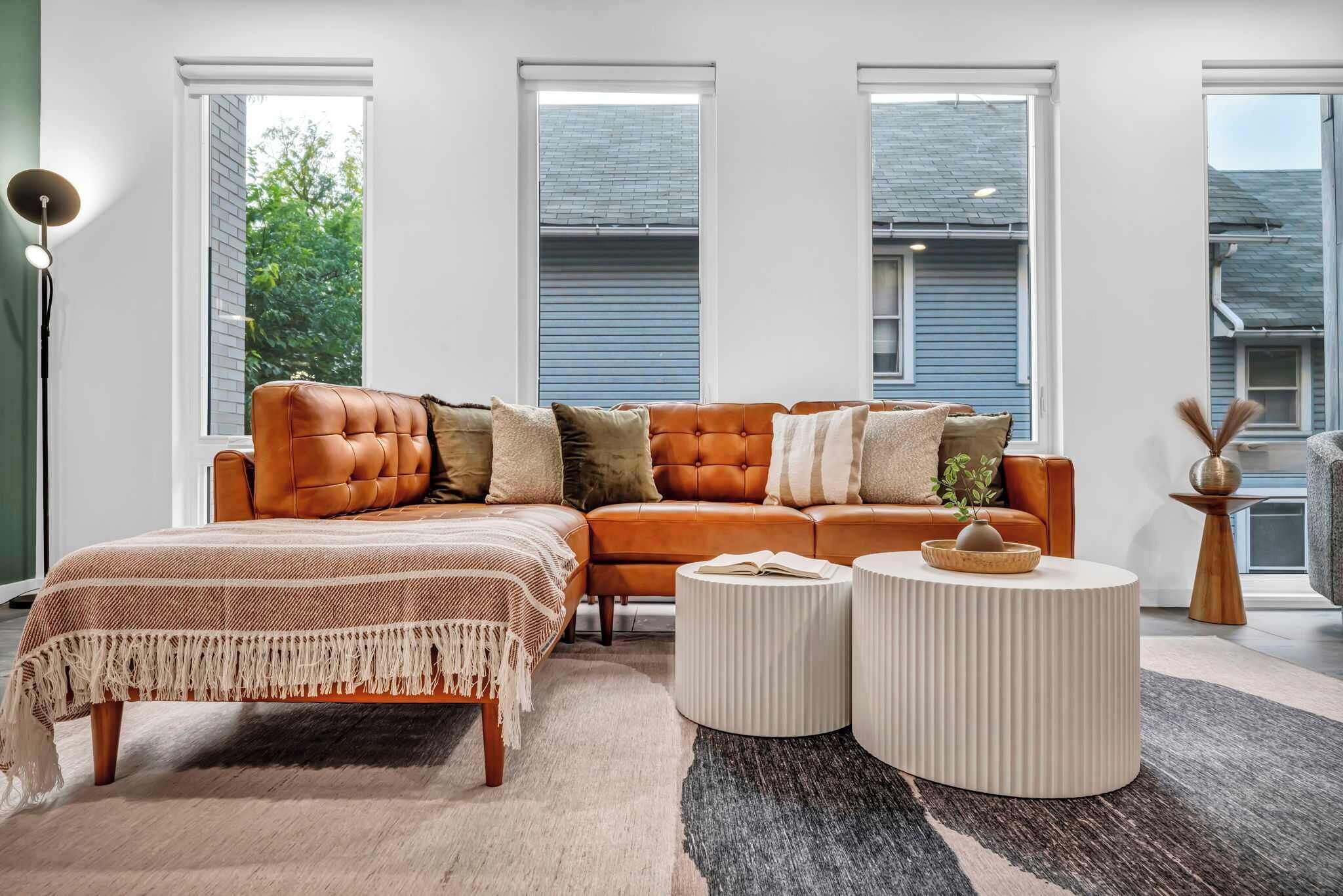 Télévision, cheminée, espaces bureaux