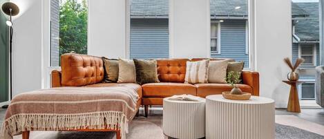 Télévision, cheminée, espaces bureaux