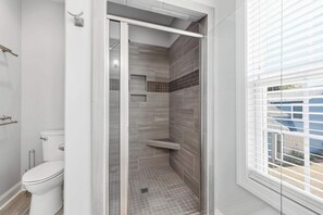 Dusche, Handtücher, Toilettenpapier