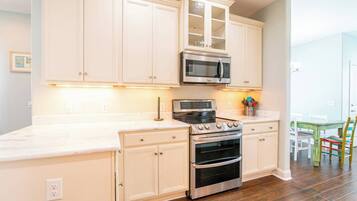 Refrigerador, microondas, horno y parrilla de estufa