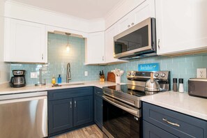 Kylskåp, mikrovågsugn, ugn och spishäll