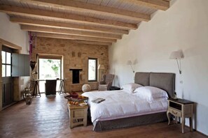 5 bedrooms, in-room safe, desk, iron/ironing board