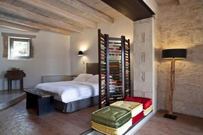 5 chambres, fer et planche à repasser, lit de bébé portatif