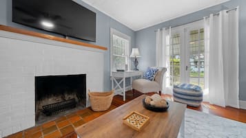 Smart TV, chimenea, libros y oficina