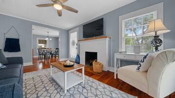 智能电视、壁炉、书、办公室