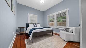2 habitaciones, escritorio y tabla de planchar con plancha