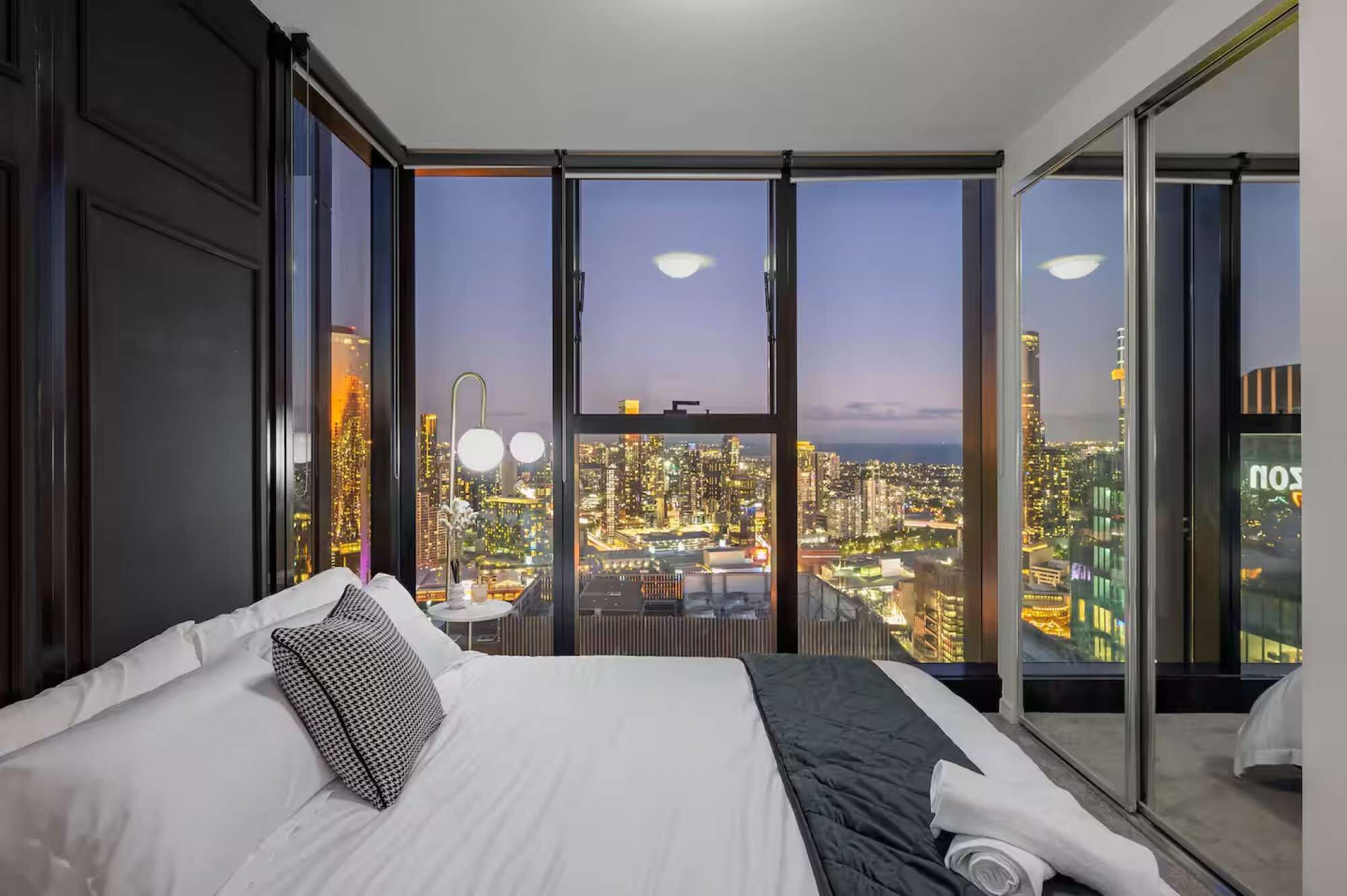 2 عدّة غرف نوم ومكتب ومكواة/لوح كي وواي فاي