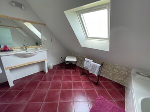 Haartrockner, Handtücher, Seife, Shampoo