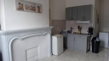 Een microgolfoven, een kookplaat