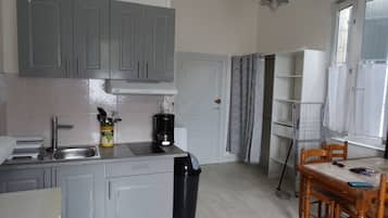 Een microgolfoven, een kookplaat