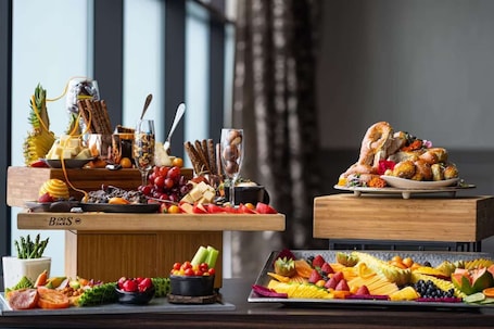 Dining. Near King of Prussia | Free Shuttle. Dining. Gym.