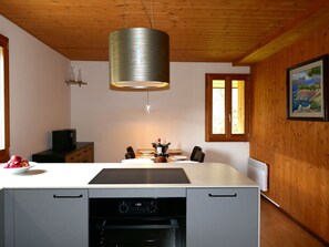 Micro-ondes, four, lave-vaisselle, chaise haute