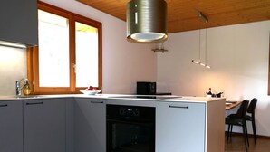 Mikrobølgeovn, ovn, oppvaskmaskin og høy barnestol