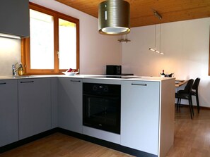 Micro-ondes, four, lave-vaisselle, chaise haute