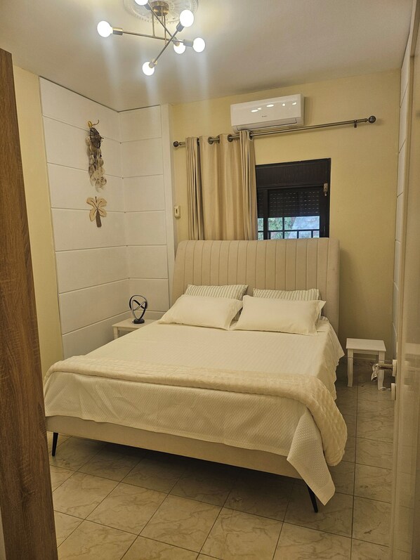 2 室のベッドルーム、WiFi (無料)、ベッドシーツ