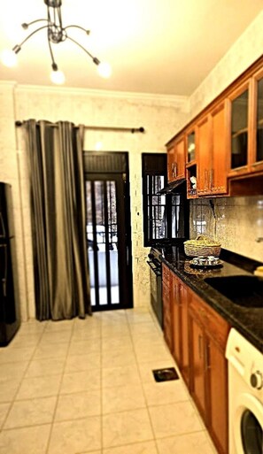 Réfrigérateur, plaque de cuisson, cafetière/bouilloire