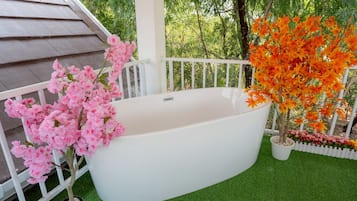 Villa, Pool View | Deep-soaking bathtub