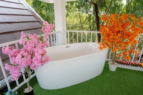 Villa Deluxe, 3 chambres, vue sur la piscine | Baignoire profonde