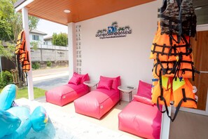 Deluxe-villa - 3 soveværelser - udsigt til pool | Opholdsområde | 32-tommers fladskærms-tv med kabelkanaler