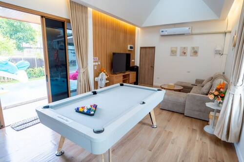 Deluxe-Villa, 3 Schlafzimmer, Poolblick | Wohnbereich | 32-Zoll-Flachbildfernseher mit Kabelempfang