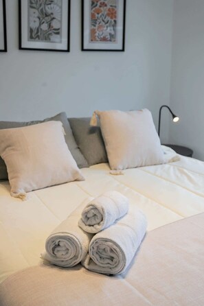 2 bedrooms, iron/ironing board, WiFi, bed sheets