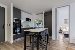 Køleskab, mikrobølgeovn, ovn, kogeplade