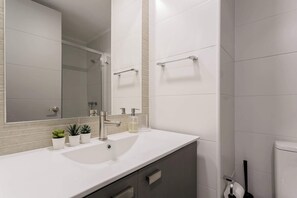 Shower, hair dryer, towels