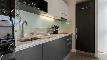 Refrigerador, microondas, horno, placa de cocina