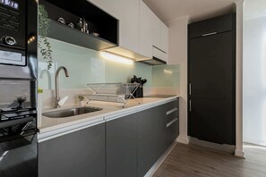 Fridge, microwave, oven, stovetop