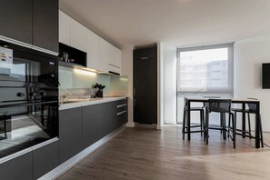Frigorifero, microonde, forno, piano cottura