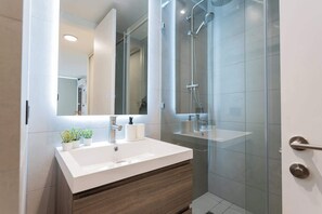 Shower, hair dryer, towels