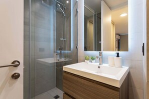 Dusche, Haartrockner, Handtücher