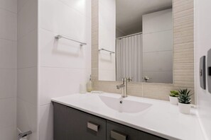 Ducha, secador de pelo, toallas
