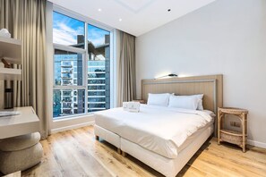 3 bedrooms, iron/ironing board, travel cot, free WiFi - Dubai 3BR Beach Apartment with Ocean Views, Pool, and Gym Access (Palm)