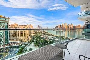 Property grounds - Dubai 3BR Beach Apartment with Ocean Views, Pool, and Gym Access (Palm)