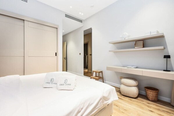 3 habitaciones, tabla de planchar con plancha y cuna de viaje