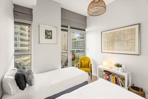 2 chambres, fer et planche à repasser, lit de bébé portatif