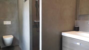 Een douche, handdoeken